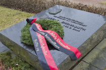 Seppelettä laskemassa olivat killan puheenjohtaja Ilkka Vahtokari, 2. varapuheenjohtaja Pekka Ahonen ja killan kunniapuheenjohtaja Antero Rättö. Kuva: Sirkka Ojala.