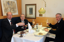 Tykistön päivän 2015 lounaalla Ravintola Lehtovaarassa Helsingissä. Killan puheenjohtaja Ilkka Vahtokari, 2. varapuheenjohtaja Pekka Ahonen ja killan kunniapuheenjohtaja Antero Rättö.