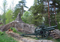 Muistomerkkitykki on jälleen hyvässä maalissa ja valmiina vapaussodan 100-vuotisjuhlallisuuksiin. Tuuloksen pitäjän Syrjäntaan kylässä 28.–29. huhtikuuta 1918 käytiin vapaussodan taistelu, jossa olivat vastakkain Saksan Itämeren-divisioonan joukot ja itää kohti pakenevat punakaartilaiset. Taistelu vaati noin 300 punaisen ja vajaan 50 saksalaisen hengen.
